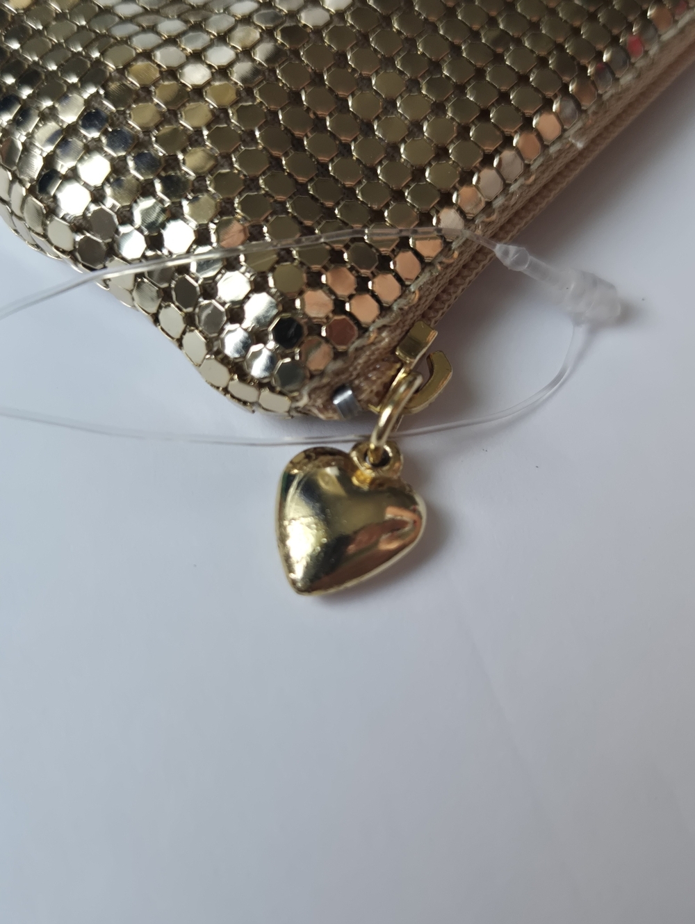 NWOT Scoop NYC Gold Metal Mesh Evening Clutch w Heart Zipper Pull - Deadstock - Picture 7 of 9